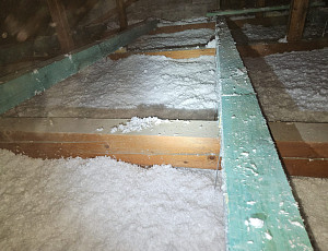 Zateplení stropu rodinného domu pomocí foukané izolace